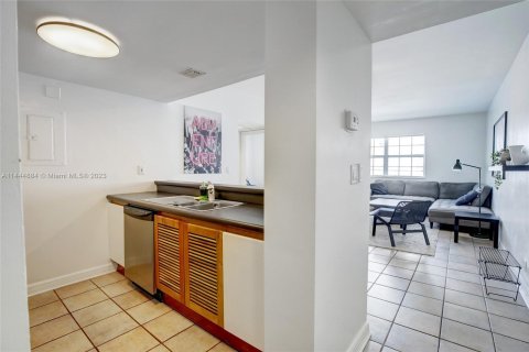 Condo in Miami Beach, Florida, 1 bedroom  № 716021 - photo 9