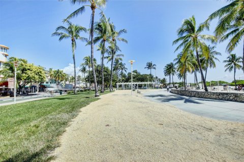 Condo in Miami Beach, Florida, 1 bedroom  № 716021 - photo 24