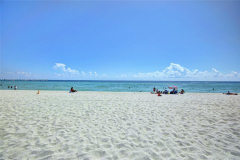 Condo in Miami Beach, Florida, 1 bedroom  № 716021 - photo 27