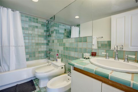 Condo in Miami Beach, Florida, 1 bedroom  № 716021 - photo 14