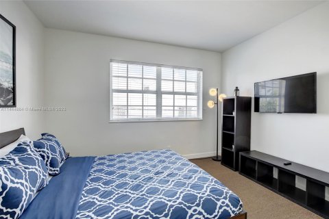 Condo in Miami Beach, Florida, 1 bedroom  № 716021 - photo 19