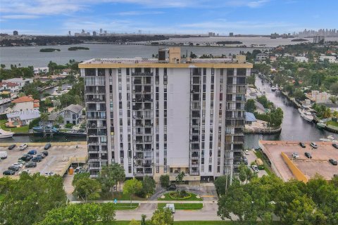 Condominio en venta en North Miami, Florida, 3 dormitorios, 216.83 m2 № 972566 - foto 1