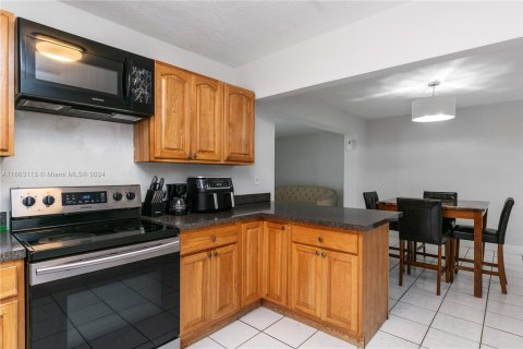 Casa en venta en Miami, Florida, 6 dormitorios, 261.61 m2 № 1374978 - foto 16