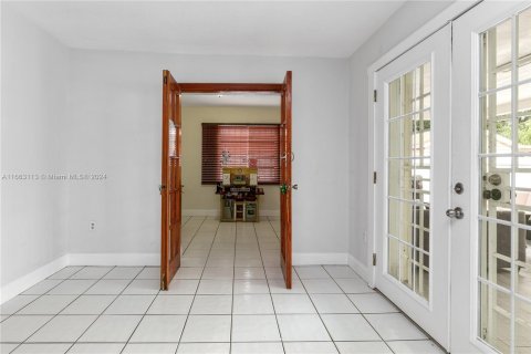 House in Miami, Florida 6 bedrooms, 261.61 sq.m. № 1374978 - photo 19