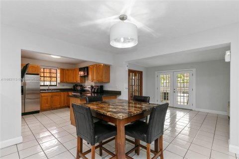 Casa en venta en Miami, Florida, 6 dormitorios, 261.61 m2 № 1374978 - foto 11