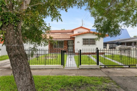 Villa ou maison à vendre à Miami, Floride: 6 chambres, 261.61 m2 № 1374978 - photo 1