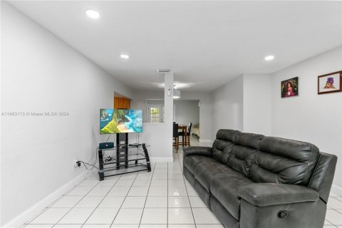 House in Miami, Florida 6 bedrooms, 261.61 sq.m. № 1374978 - photo 8