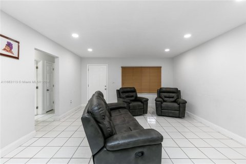 Casa en venta en Miami, Florida, 6 dormitorios, 261.61 m2 № 1374978 - foto 10