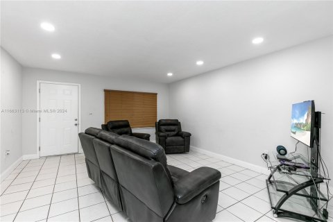 House in Miami, Florida 6 bedrooms, 261.61 sq.m. № 1374978 - photo 9