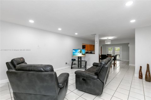 House in Miami, Florida 6 bedrooms, 261.61 sq.m. № 1374978 - photo 7