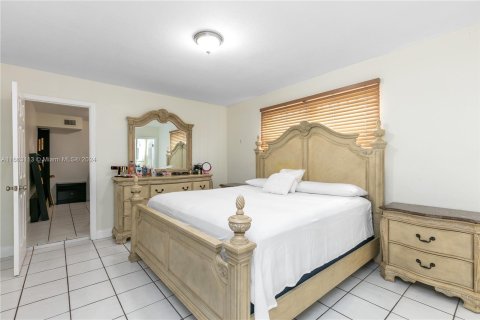 Villa ou maison à vendre à Miami, Floride: 6 chambres, 261.61 m2 № 1374978 - photo 24