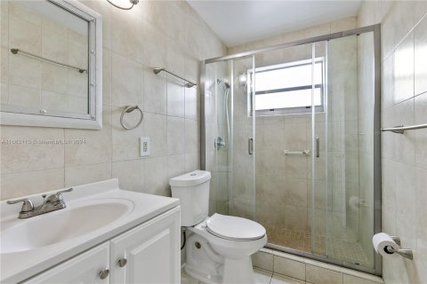 Casa en venta en Miami, Florida, 6 dormitorios, 261.61 m2 № 1374978 - foto 22