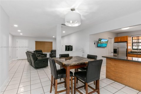 Casa en venta en Miami, Florida, 6 dormitorios, 261.61 m2 № 1374978 - foto 12