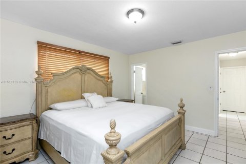 House in Miami, Florida 6 bedrooms, 261.61 sq.m. № 1374978 - photo 25