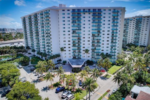 Copropriété à vendre à Sunny Isles Beach, Floride: 2 chambres, 139.82 m2 № 841713 - photo 25