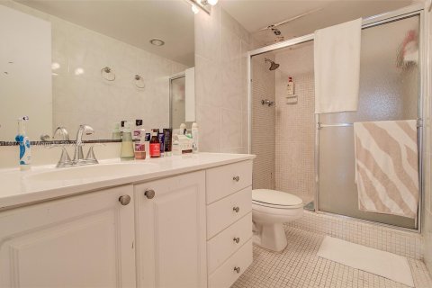 Condo in Sunny Isles Beach, Florida, 2 bedrooms  № 841713 - photo 15