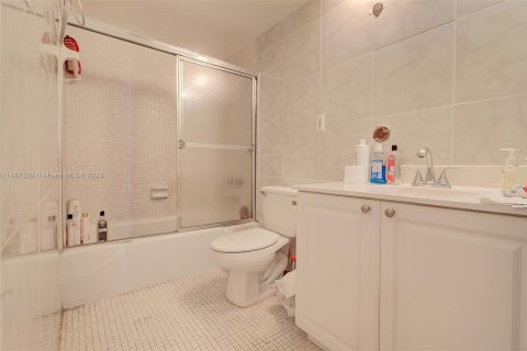 Condo in Sunny Isles Beach, Florida, 2 bedrooms  № 841713 - photo 13