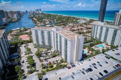 Condo in Sunny Isles Beach, Florida, 2 bedrooms  № 841713 - photo 1