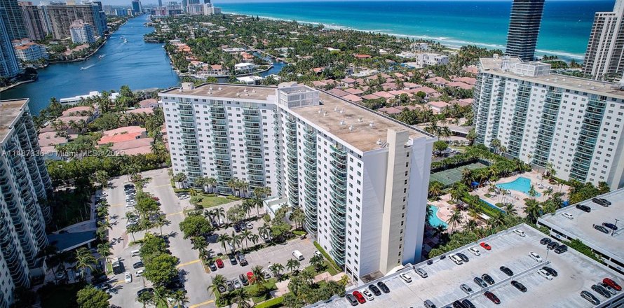 Condo in Sunny Isles Beach, Florida, 2 bedrooms  № 841713