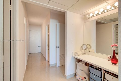 Condo in Sunny Isles Beach, Florida, 2 bedrooms  № 841713 - photo 12