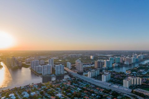 Condo in Sunny Isles Beach, Florida, 4 bedrooms  № 888303 - photo 3