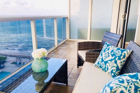 Copropriété à louer à Hallandale Beach, Floride: 1 chambre, 78.41 m2 № 8394 - photo 1