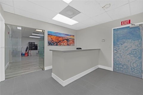 Commercial property in Hollywood, Florida № 922045 - photo 23