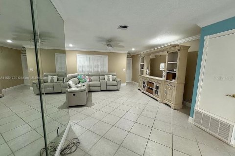 House in Port St. Lucie, Florida 3 bedrooms, 159.42 sq.m. № 1245817 - photo 11