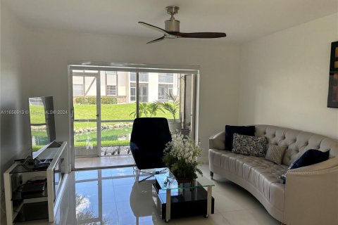 Condominio en alquiler en Coral Springs, Florida, 2 dormitorios, 73.39 m2 № 1362610 - foto 3