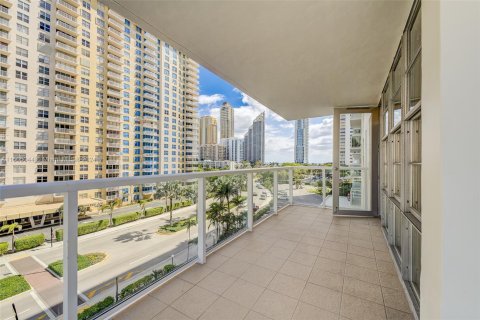 Condominio en venta en Sunny Isles Beach, Florida, 2 dormitorios, 144.18 m2 № 1101369 - foto 10