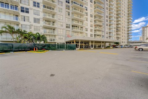 Condominio en venta en Sunny Isles Beach, Florida, 2 dormitorios, 144.18 m2 № 1101369 - foto 13