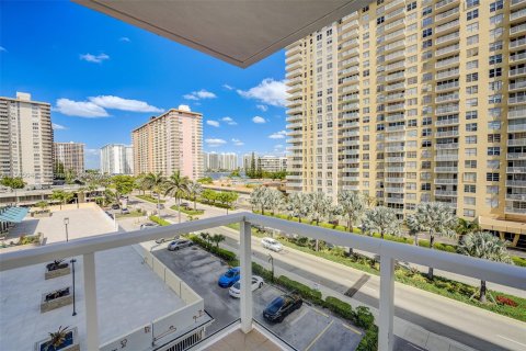 Condo in Sunny Isles Beach, Florida, 2 bedrooms  № 1101369 - photo 2