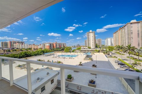 Condominio en venta en Sunny Isles Beach, Florida, 2 dormitorios, 144.18 m2 № 1101369 - foto 11