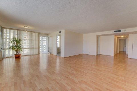 Condo in Sunny Isles Beach, Florida, 2 bedrooms  № 1101369 - photo 4