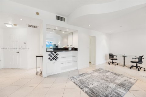 Condo in Miami Beach, Florida, 1 bedroom  № 1330522 - photo 10