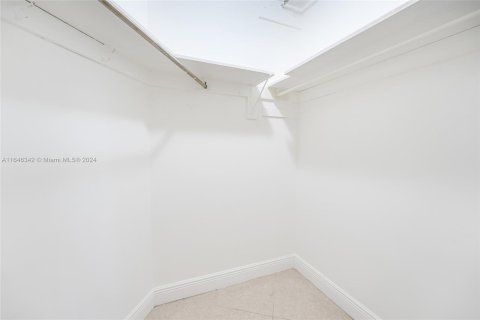 Condo in Miami Beach, Florida, 1 bedroom  № 1330522 - photo 16