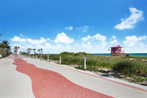 Condo in Miami Beach, Florida, 1 bedroom  № 1330522 - photo 26