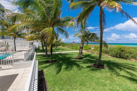 Condo in Miami Beach, Florida, 1 bedroom  № 1330522 - photo 24