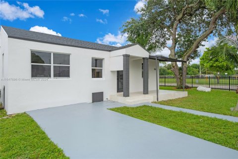 Casa en venta en Miami, Florida, 4 dormitorios, 178.37 m2 № 1330568 - foto 8