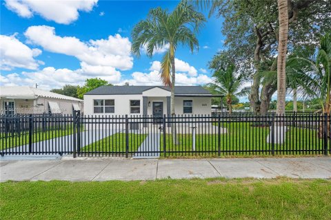 Casa en venta en Miami, Florida, 4 dormitorios, 178.37 m2 № 1330568 - foto 1