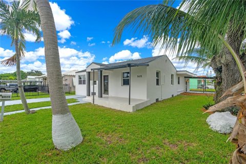 House in Miami, Florida 4 bedrooms, 178.37 sq.m. № 1330568 - photo 2