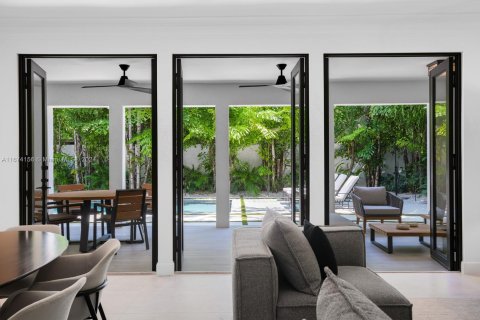 House in Miami Beach, Florida 5 bedrooms, 379.41 sq.m. № 1400193 - photo 3