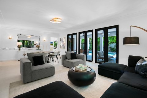 House in Miami Beach, Florida 5 bedrooms, 379.41 sq.m. № 1400193 - photo 2