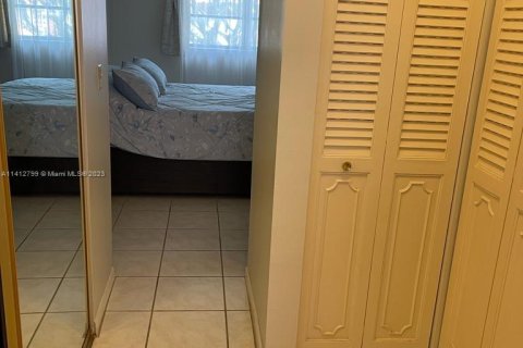 Condo in Lauderdale Lakes, Florida, 1 bedroom  № 587452 - photo 8