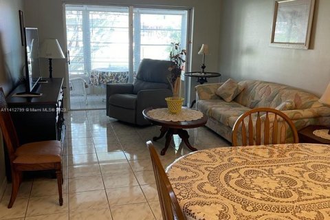 Condo in Lauderdale Lakes, Florida, 1 bedroom  № 587452 - photo 5