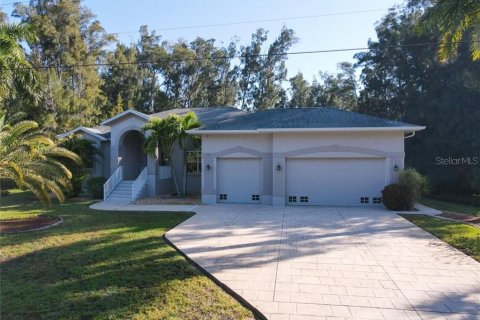 House in Placida, Florida 3 bedrooms, 212.93 sq.m. № 213775 - photo 2