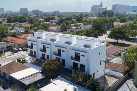 Propiedad comercial en venta en Miami, Florida, 165.64 m2 № 1440155 - foto 1