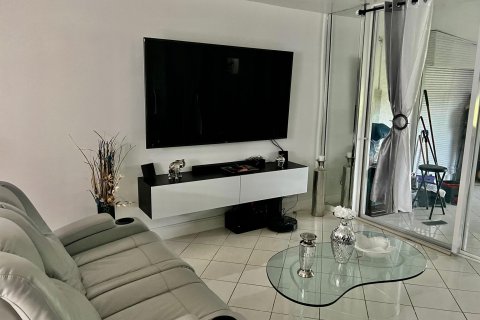 Снять в аренду таунхаус в Лейк-Уорт, Флорида 2 спальни, 98.94м2, № 1011736 - фото 5