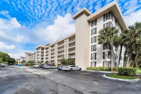 Condo in Pompano Beach, Florida, 1 bedroom  № 919660 - photo 2