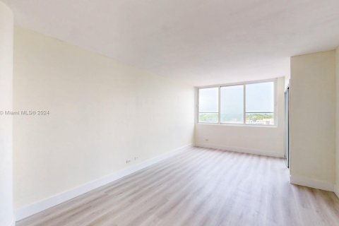 Condo in Miami Beach, Florida, 1 bedroom  № 1330154 - photo 15